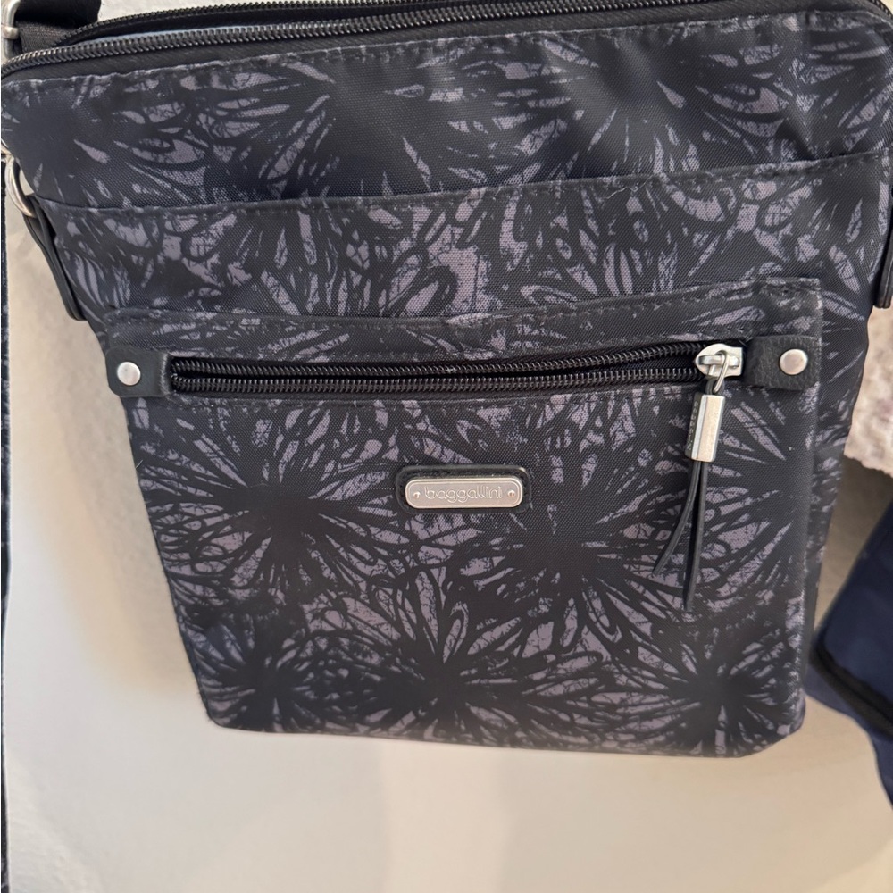 Baggallini Black and Gray Messenger Bag with Elegant Design